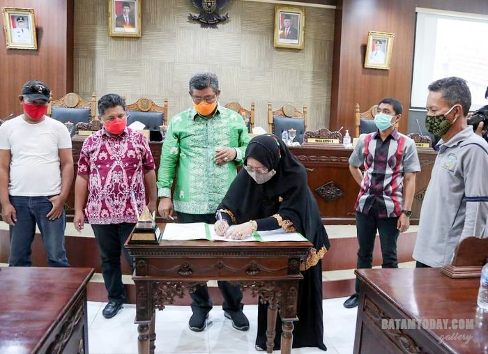 Ketua DPRD menandatangani kesepakatan bersama antara Bupati, HNSI dan DPRD